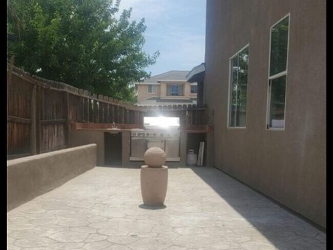 Foto del edificio - 5 Bedroom Single Family Home in Hemet