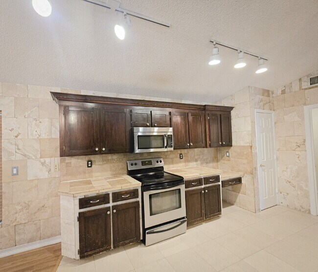 Building Photo - "Charming 3-Bedroom Home with 2 Full Baths in Lakeland – Spacious 1514 Sq Ft Haven!"