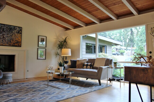 Building Photo - Amazing Rambler in West Bellevue