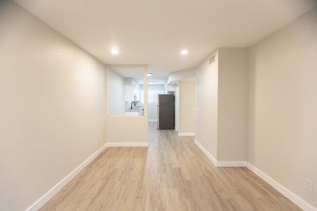 Foto del edificio - 422 W 6th St