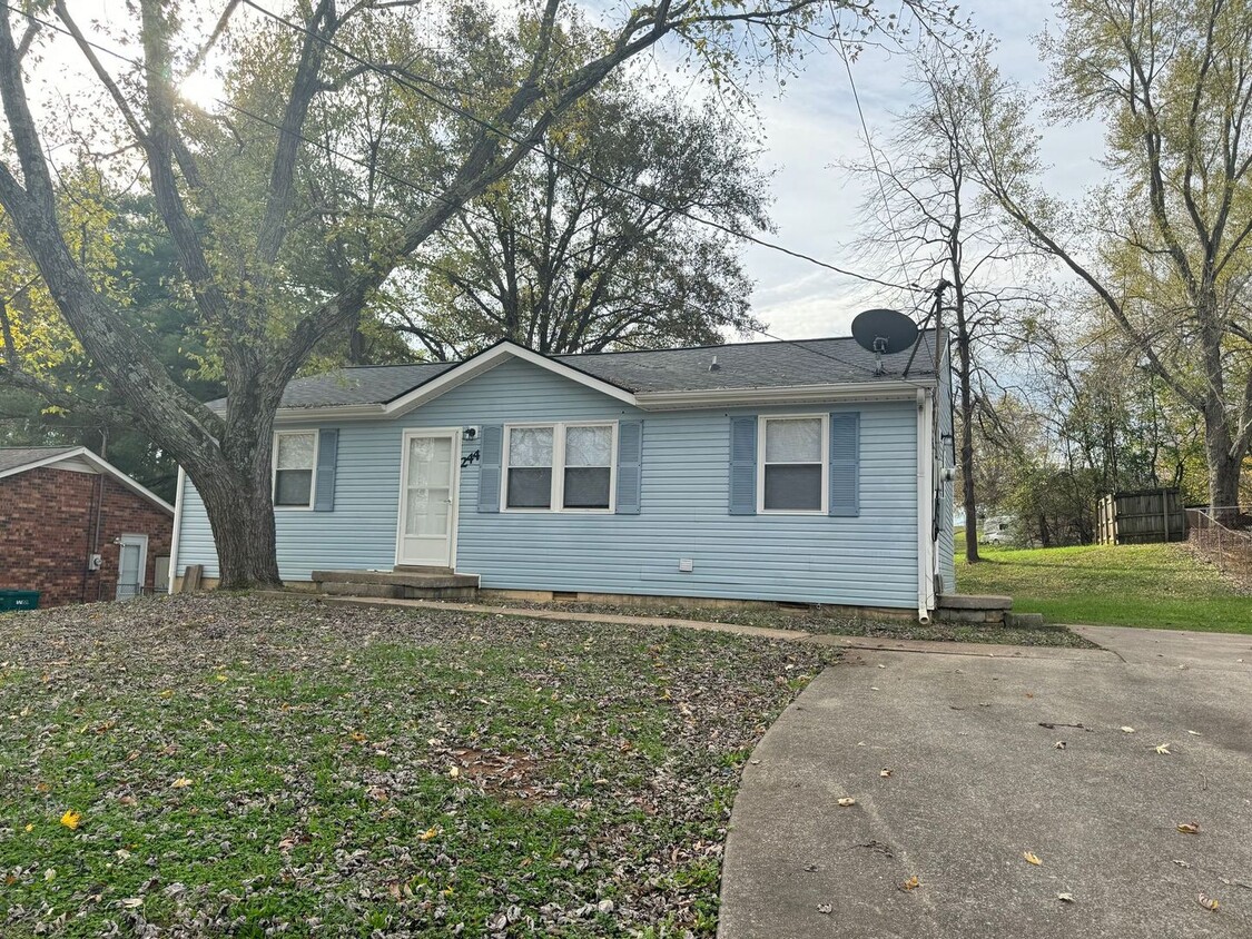 Foto principal - Cute 3 Bed/1 Bath off Cunningham Lane! New...