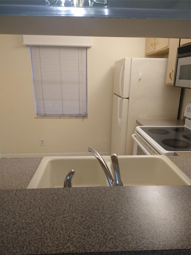 Building Photo - 8850 Royal Palm Blvd