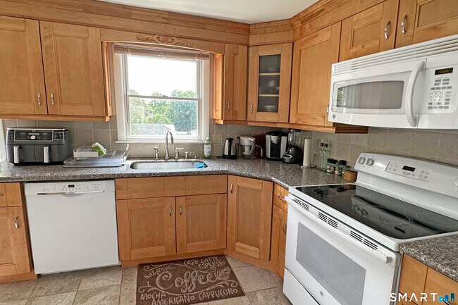 Building Photo - 30 1/2 Bartlett Ave