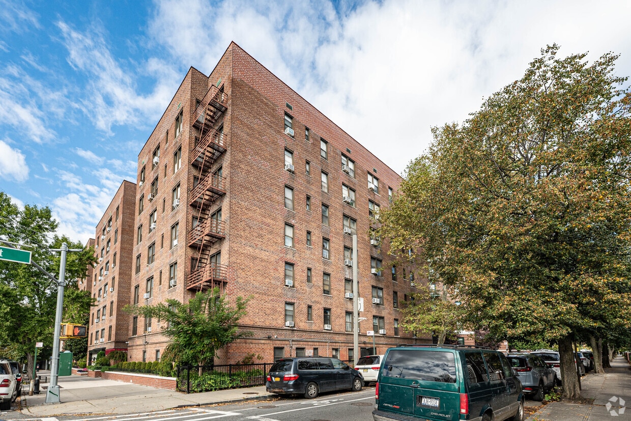 Primary Photo - 90-11 35th Ave