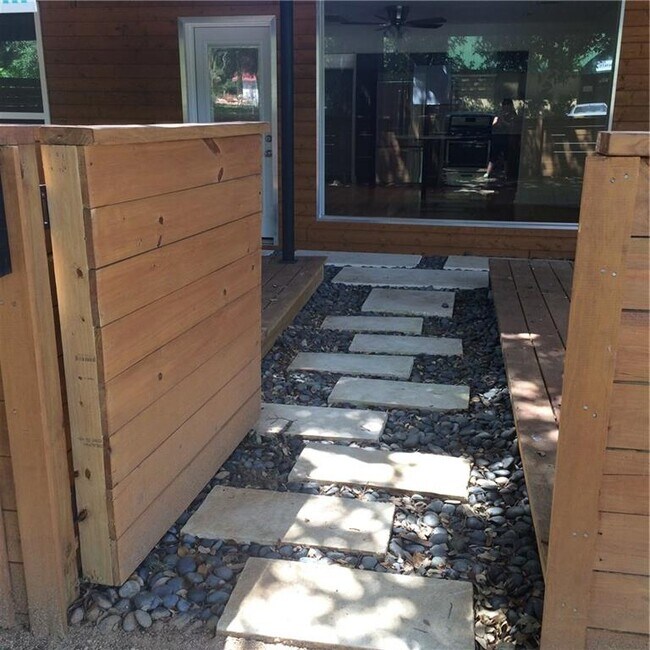 Building Photo - 1810 Newton St