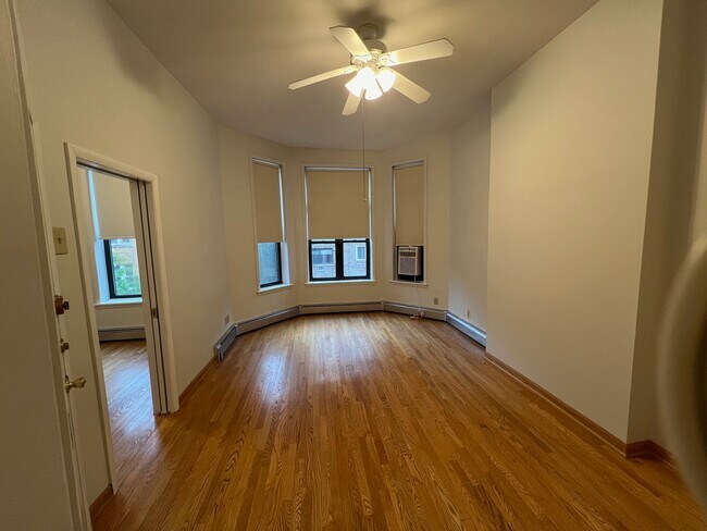 Foto del edificio - 452 W St James Pl