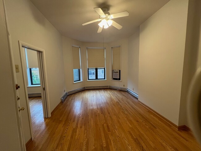 Building Photo - 452 W St James Pl