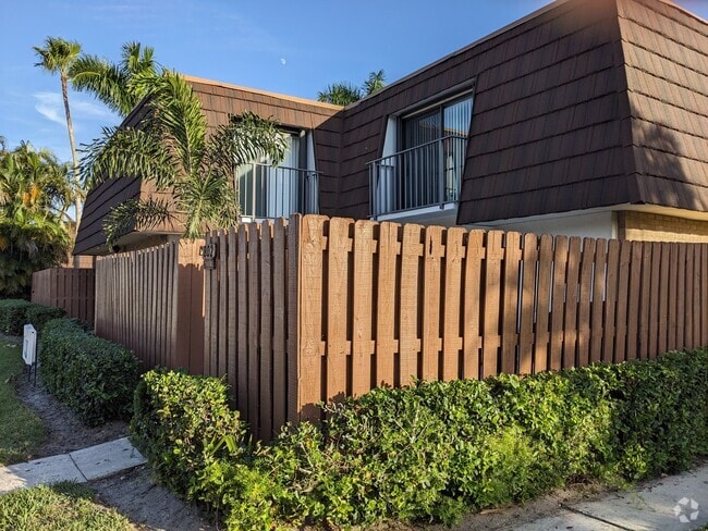 Building Photo - 6003 SE Riverboat Dr
