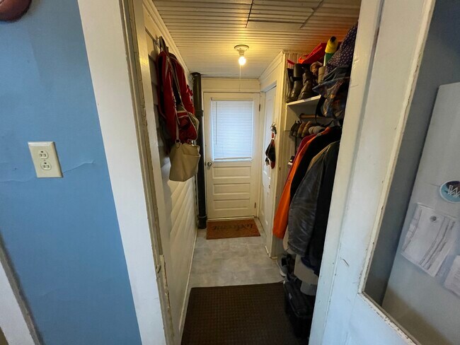 Foyer - 619 S Walnut St