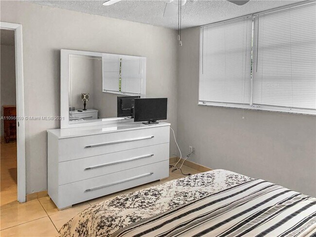 Foto del edificio - 671 S Hollybrook Dr