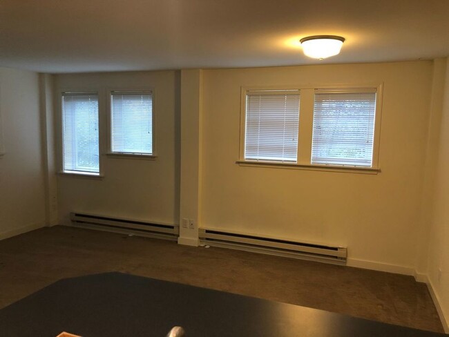 Building Photo - Discover Your Next Home: Charming Studio i...