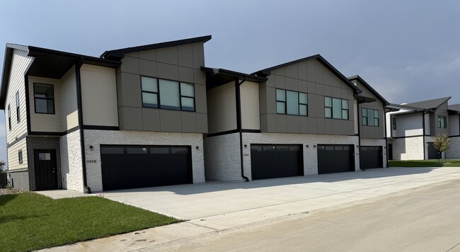Luxury Townhomes - Diamond Ridge Estates