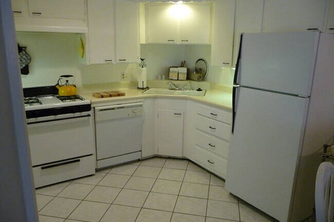 Large Kitchen with Loads of Storage - 4323 McKinney Ave