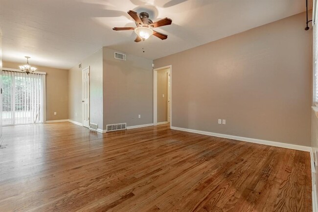 Foto del edificio - 2108 Henderson Dr