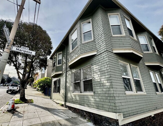 Building Photo - Come live in this Potrero Hill | 2BD/1BA | Hardwood Floors | On-Site Laundry | Storage | Unbeatab...