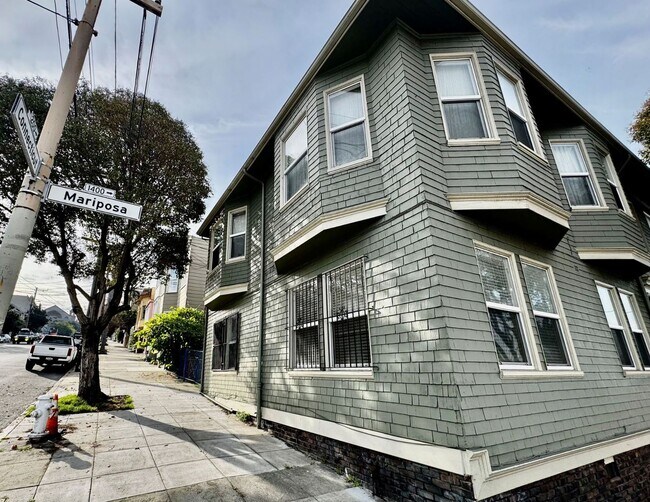 Foto del edificio - Come live in this Potrero Hill | 2BD/1BA | Hardwood Floors | On-Site Laundry | Storage | Unbeatab...