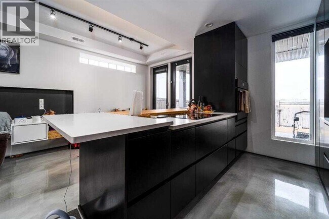 Photo du bâtiment - 351 Skeena Cres W