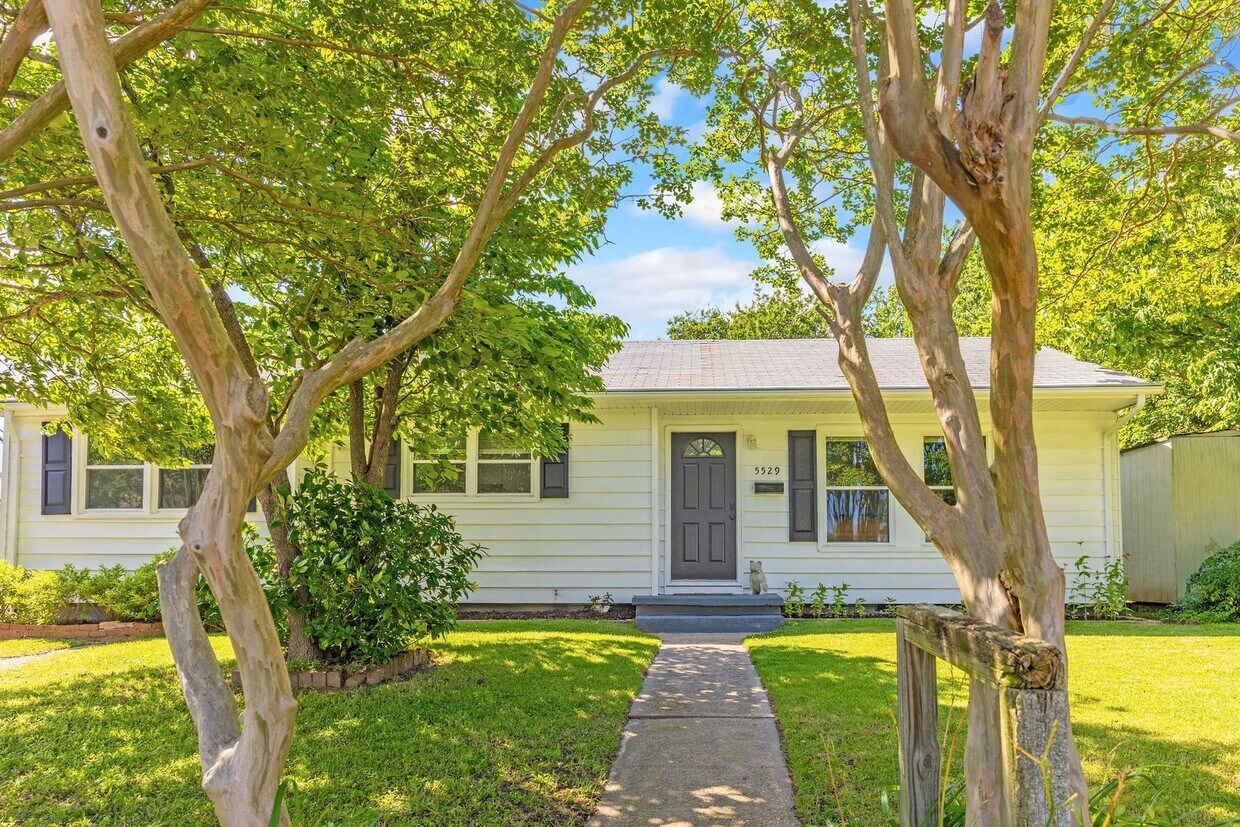 Foto principal - 4 Bed 2 Bath Home for Rent!