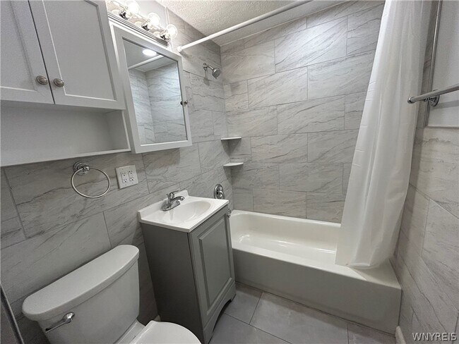 Foto del edificio - 128 Bannard Ave