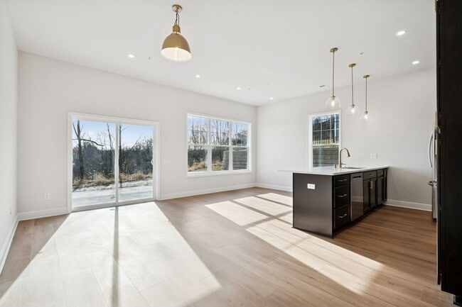 Foto del edificio - 2215 Lebanon Dr