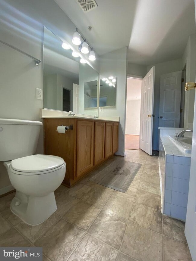 master bath - 614 Cawley Dr