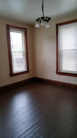 Large bright rooms - 105 Maple Ave