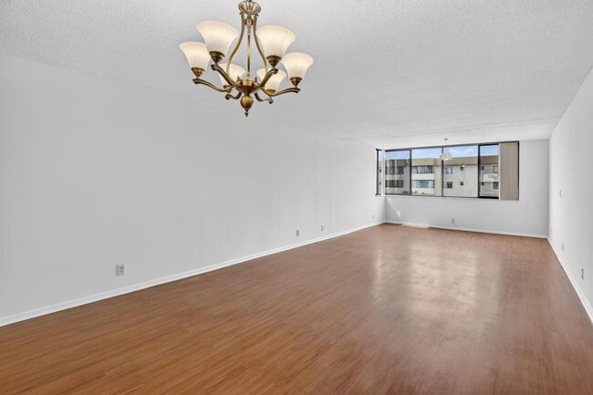 Foto del edificio - 8030 Hampton Blvd