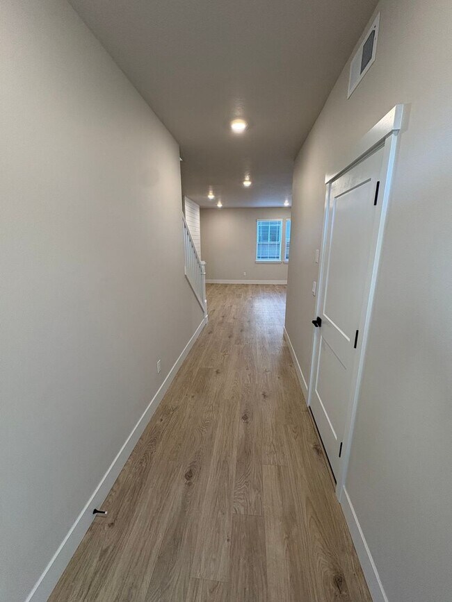 Building Photo - Brand New 5 Bed/3 Bath Home in SE Bend - Etna Place