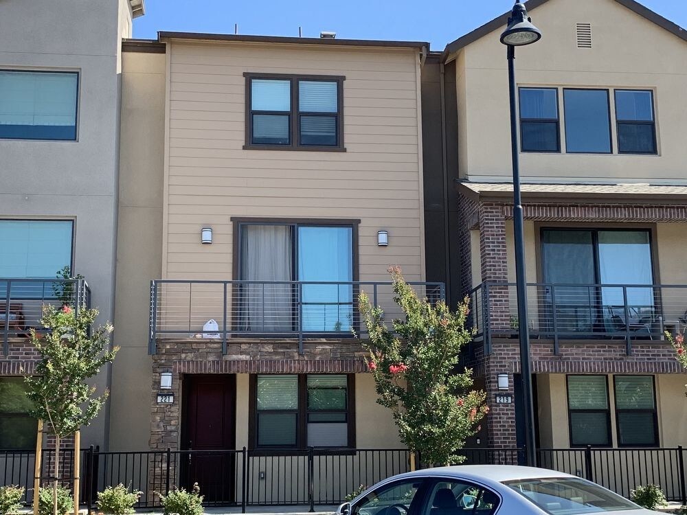 Foto principal - 221 Burbank Street - RM1