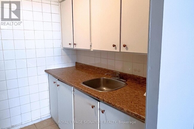 Photo du bâtiment - 200 Lotherton Pathway