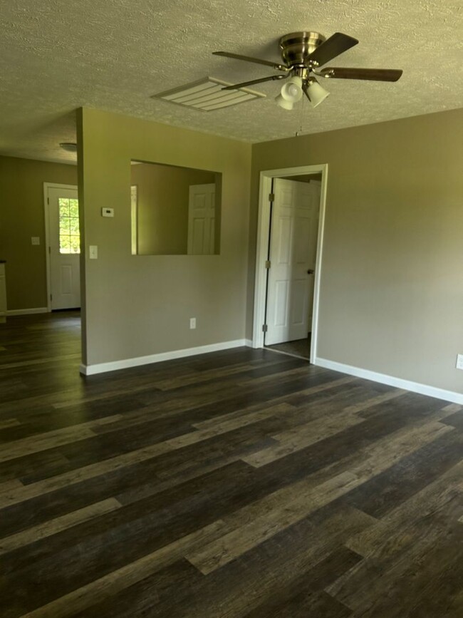 Building Photo - 3 bedroom 2 bath single family home in Sev...