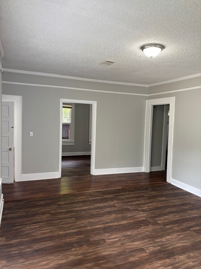 Building Photo - 2233 E 4th St