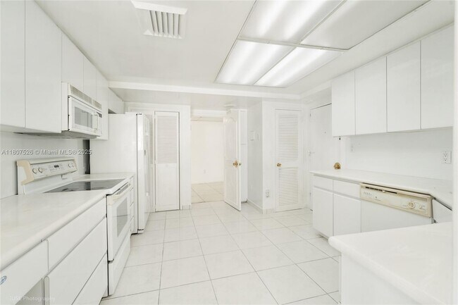 Foto del edificio - 5255 Collins Ave