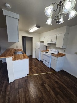 Building Photo - 504 Jeanell Dr