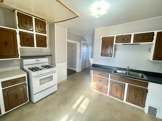 Kitchen - 318 E Spring St