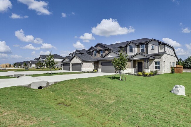 Foto del edificio - AVAILABLE NOW! LUXURIOUS TRIPLEX LOCATED ON 1-ACRE LOT IN MIDLOTHIAN, TX!