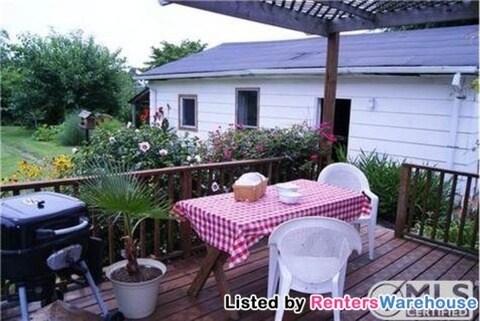 Building Photo - 107 Maple St