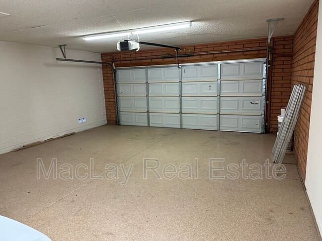 Building Photo - 1221 E Watson Dr