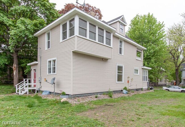 Building Photo - 3 br, 1.5 bath House - 988 Reaney Avenue