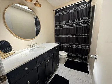 Baño compartido en la planta superior - 810 Hammockwood Ct