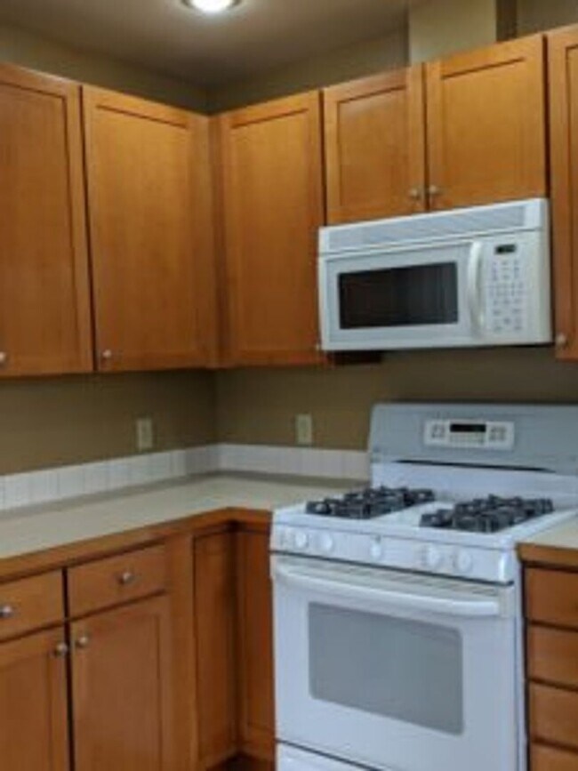 Building Photo - 3-bedroom, 1-bathroom home in the heart of...