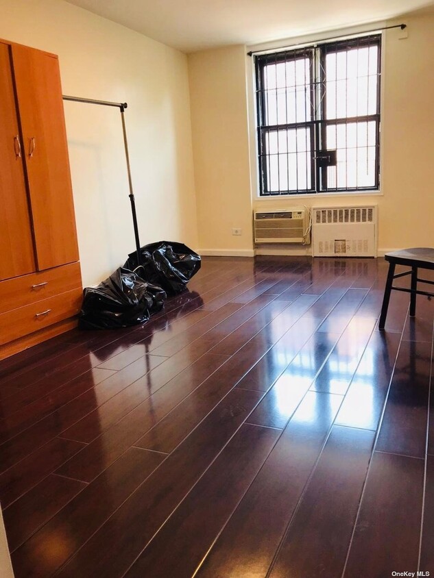 Primary Photo - 83-30 Vietor Ave