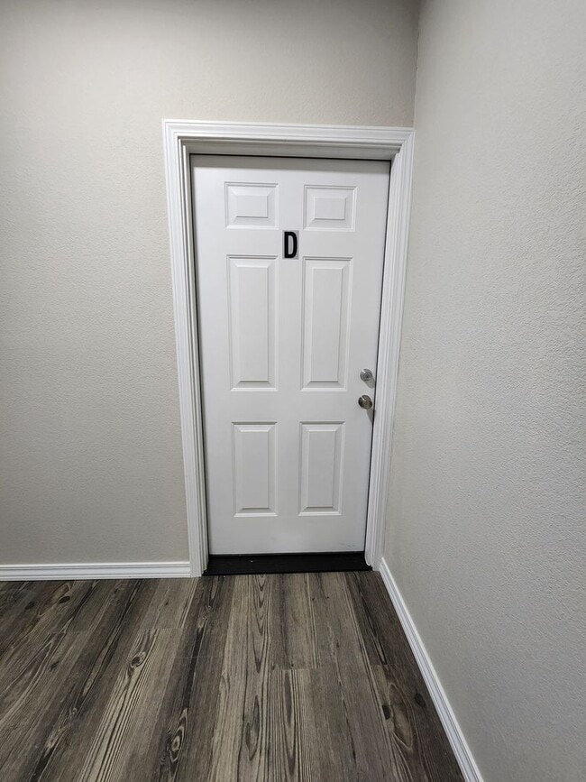 Building Photo - Spacious 2-Bedroom, 1-Bathroom Home AVAILA...