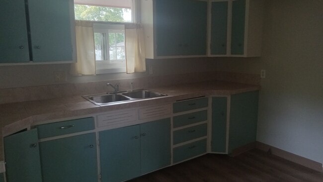 new counter tops and flooring - 704 Colorado St