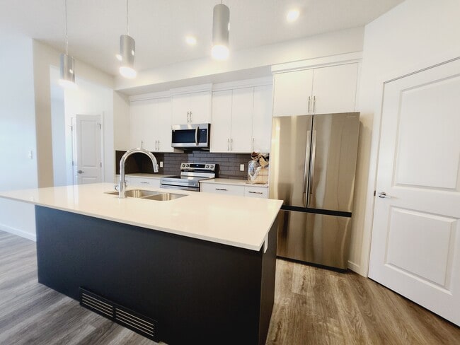 Building Photo - 472 Edgemont Dr