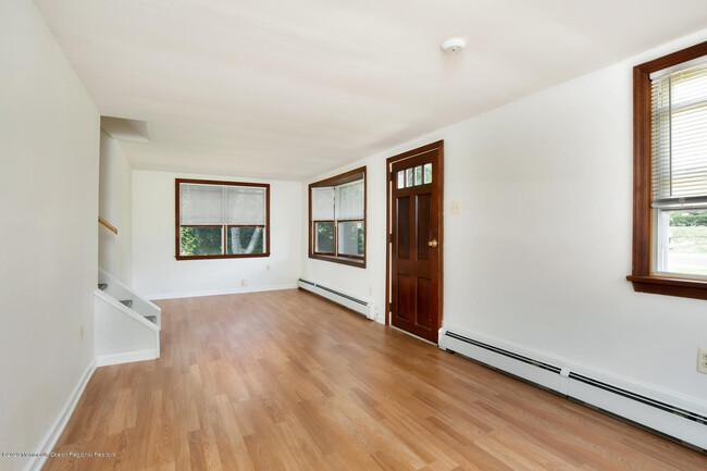 Foto del edificio - 37 Trenton Lakewood Rd