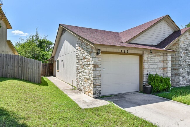Building Photo - Cozy Living Awaits, 2BR/2BA Townhome with Fireplace