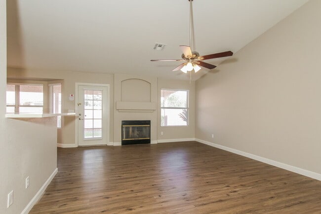 Building Photo - 824 E Rose Marie Ln