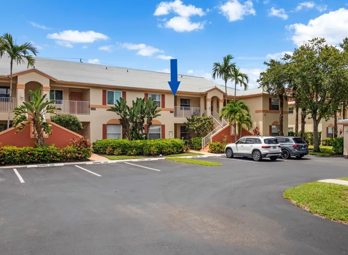Foto principal - Chic 2BR Condo in Prime North Naples Locat...