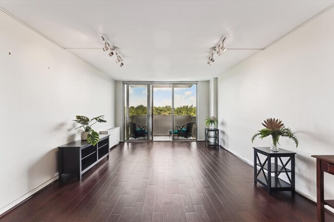 Building Photo - Great 2 Bedroom 2 Bath in Van Ness DC!